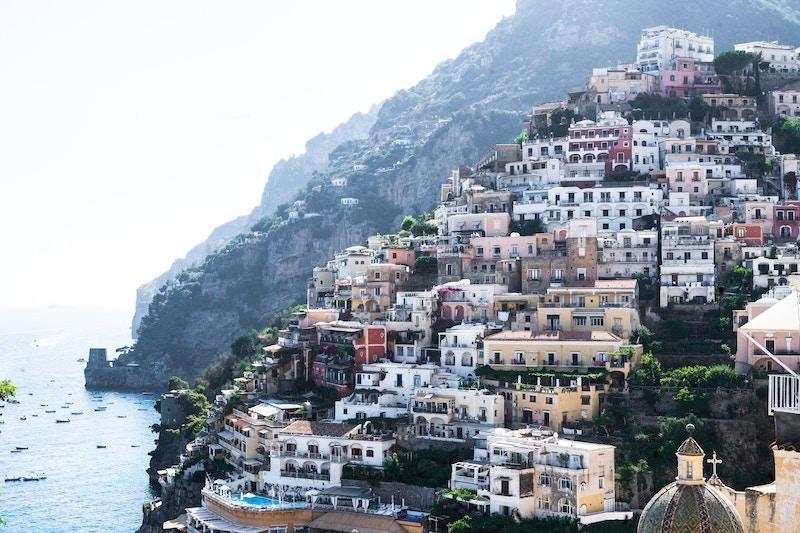 Vue sur les maisons le long de la côte