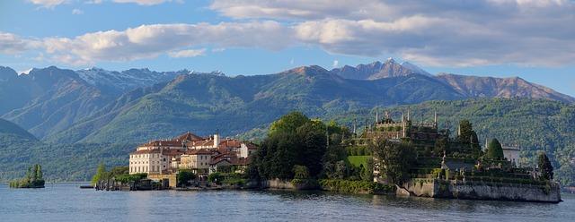 Vue sur le lac Majeur et son château de Borromée